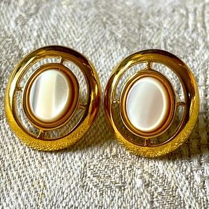 Fashion Gold tone metal white mother of Pearl oval earrings